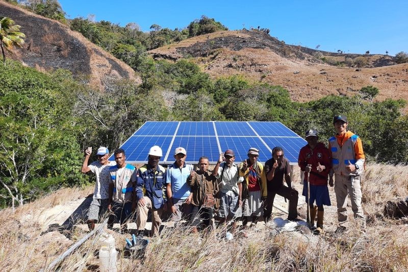 Utilizing solar panels to address the high costs of fuel for electricity (source: komodowater.org)