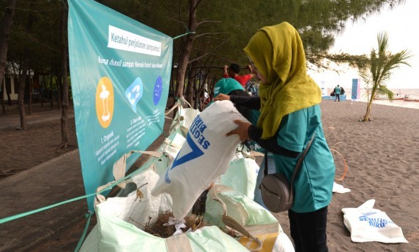 Reresik Pantai, a beach cleanup event at Paiton (Photo source: rethink-plastic.com).