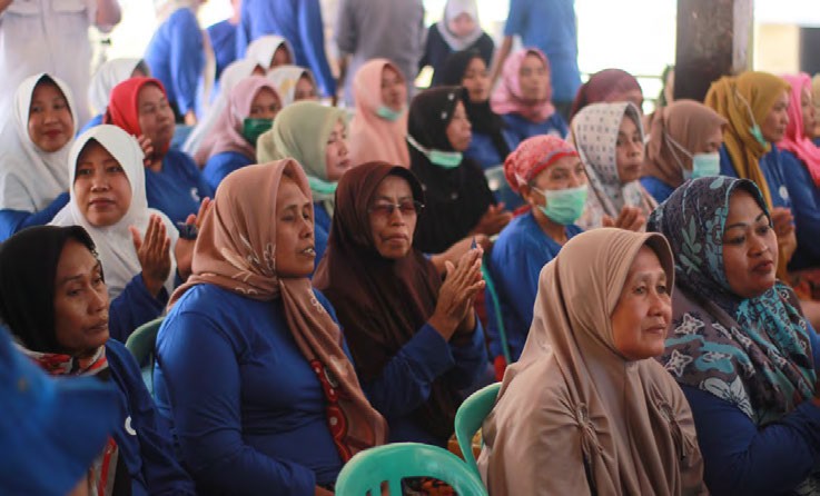 Empowering women with training sessions (source: aruna.id).